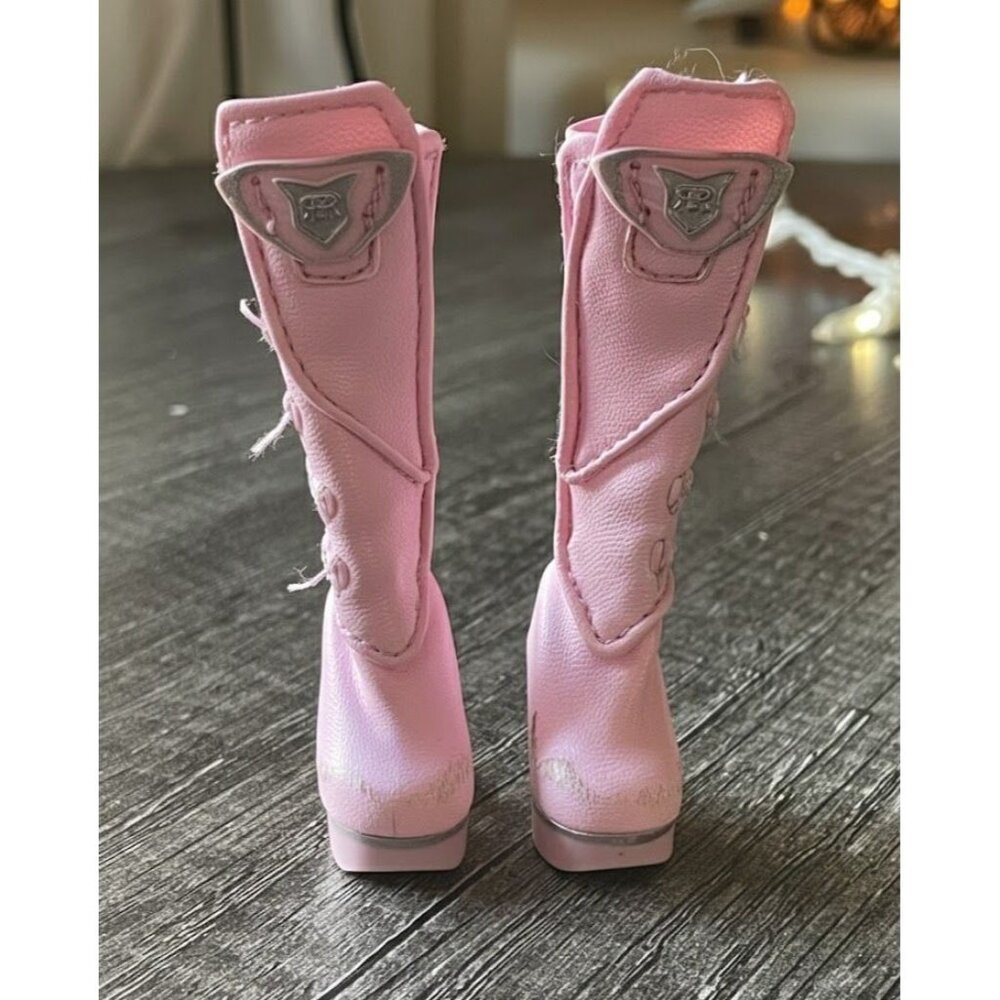 Rainbow High Minnie Choi Rainbow Vision Royal Three Pink Faux Leather Boots